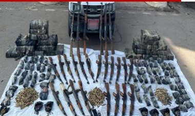 بمضبوطات 26 بندقية و28 ألف طلقة.. إحباط محاولة جلب شحنة أسلحة نارية لداخل البلاد 