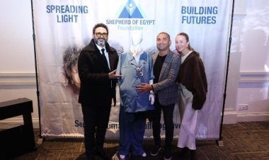 أكرم حسني يتبرع ببدلة “أبو حفيظة” لصالح إحدى المؤسسات الخيرية