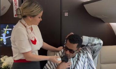 «هنحلق في الجو.. نعيماً».. محمد رمضان يستعين بمضيفة طائرته لـ«إزالة شعر ذقنه»