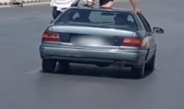 القبض على قائد سيارة لأداء حركات استعراضية والسماح لشخص بالجلوس خارج السيارة 