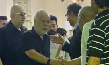 أشرف زكي في أول ظهور له بعد الاستقالة من نقابة المهن التمثيلية خلال عزاء والدة حمادة بركات