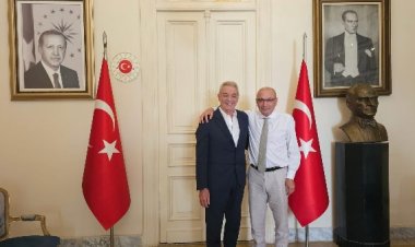 السفير التركي بالقاهرة يلتقي محمود حميدة ويهدي مكتبة القاهرة الكبرى مجموعة من الكتب النادرة