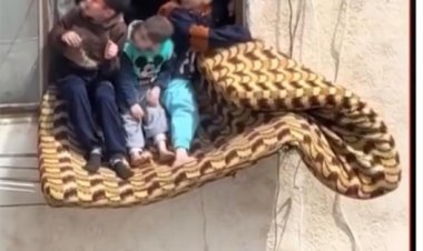 فيديو صادم في الإسكندرية.. أطفال على حافة الخطر خارج شباك شقة مرتفعة