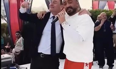 تامر حسني يعلّق مازحًا على غنائه مجددًا مع السفير الفرنسي في حفله الأخير