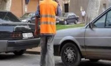 ضبط منادي سيارات يعمل دون ترخيص وفرض رسوم مالية على أصحاب السيارات بباب الشعرية 