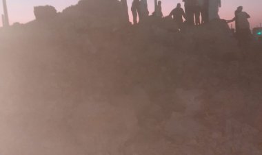 انتشال  4 جثث ومصابين اثنين من أسفل مصنع الطوب المنهار بالصف 