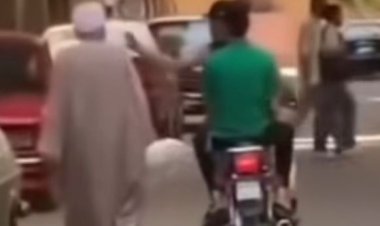 فيديو متداول لشابين يعتديان على مسنين خلال قيادتهما دراجة بخارية