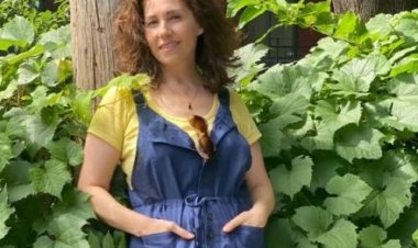 الفنانة السورية بعد رقصها فرحًا بسقوط بشار: «لسه بدنا حرية»