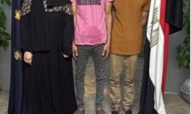 القبض على سيدة ورجلين  لتعديهم بالضرب على أجنبي وسرقة شقته بالتجمع الأول