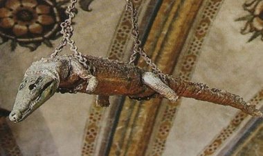 تمساح يحير الناس في كنيسة في إيطاليا