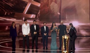 خالد دياب يعتذر لأسماء جلال بعد خطأ في اسمها أثناء تسلم جائزة أشغال شقة جدًا في Joy Awards 2026