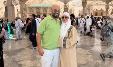 حاتم صلاح يقضي شهر العسل في الأراضي المقدسة بأداء العمرة مع زوجته