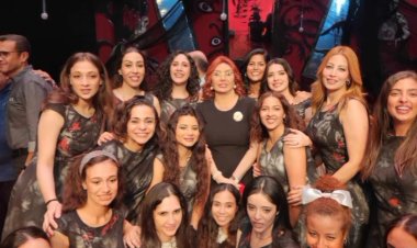 نبيلة عبيد تشيد بأبطال مسرحية «حاجة تخوف»: «مواهب فنية تاخد العقل»