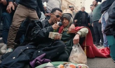 محمد رمضان يهدي  طفل  100 ألف جنيه: هخليك أصغر رجل أعمال 