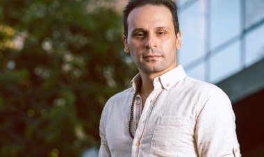 "العندليب في العلمين".. محمود العزازي يقدم "قاضي البلاچ" على خشبة مسرح العلمين