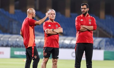 محاضرة فنية للاعبي للأهلي قبل مباراة الزمالك في السوبر الإفريقي