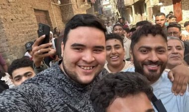 تامر حسني يفاجئ الطفلة ليلى محاربة السرطان بزيارة في منزلها 