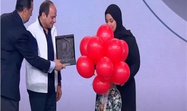 لفته إنسانية… الرئيس السيسي يهدي بالونات لأحد أبناء الشهداء