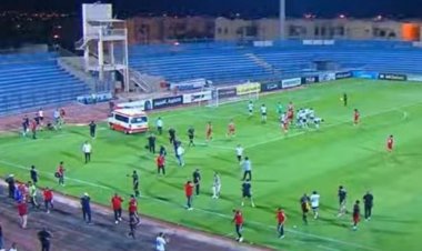 مشهد مروع.. لاعب البلدية يسقط أرضا خلال مباراة الجونة ونقله بسيارة إسعاف لأقرب مستشفى