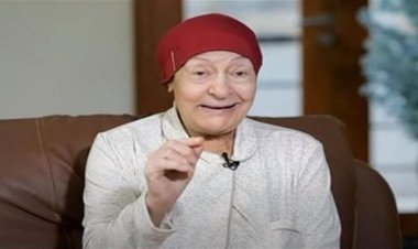 أشرف زكي يتمنى الشفاء للفنانة فادية عكاشة بعد تعرضها لوعكة صحية