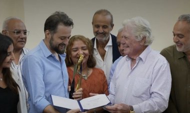 حسين فهمي يسلم جائزة مهرجان طريق الحرير لفريق فيلم القصص