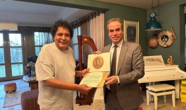 محمد منير يتسلم وسام ماسبيرو للإبداع