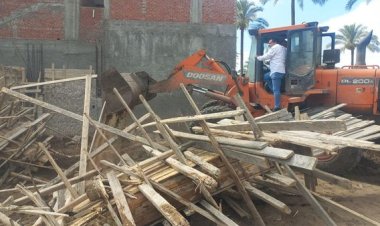 إزالة بناء مخالف بطريق بلطيم الدائري بكفر الشيخ