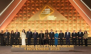 الرئيس السيسي يلتقط صورة تذكارية في حفل افتتاح المتحف المصري الكبير