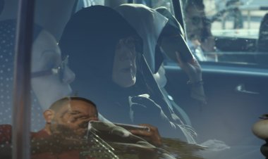 انهيار شمس البارودي أثناء تشييع جثمان زوجها حسن يوسف.. صور