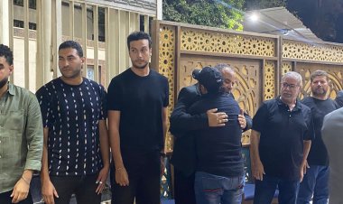 لم يفارقه.. أحمد عبد الوهاب يساند حماه صبحي خليل في عزاء والدته