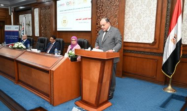 وزير التجارة والصناعة يفتتح حفل تسليم رخص وسجلات صناعية لمصنعّي ومستثمري منطقة شق الثعبان