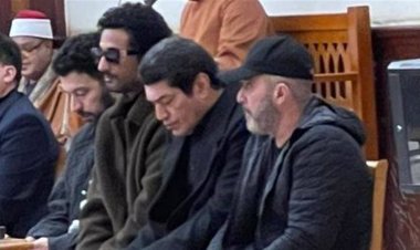 منهم باسم سمرة واحمد السقا وعمرو سعد.. نجوم الفن يساندون زينة في عزاء شقيقها بمسجد المشير طنطاوي