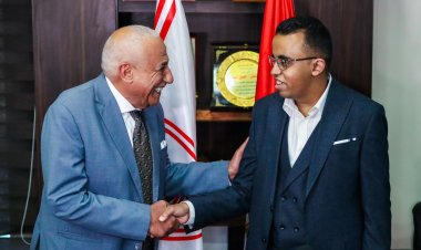 حسين لبيب يستقبل بطل «قادرون باختلاف».. ويسلمه عضوية عاملة بالنادي| صور