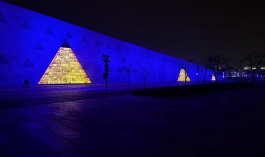 المتحف المصري الكبير يتزين بالأزرق دعمًا لمرضى التوحد