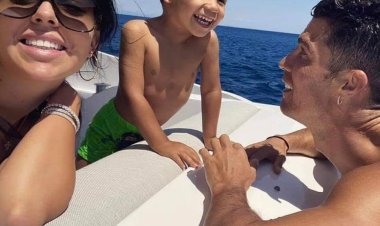 «من المصيف»... كريستيانو يشارك جمهوره بصورة له مع عائلته