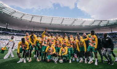 منتخب السنغال يتحدى "الكاف" ويحتفل بكأس الأمم الإفريقية قبل مباراة ودية | صور