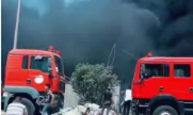 إصابة 5 أشخاص بالأختناق وخسائر بملايين الجنيهات.. تفاصيل حريق مصنع أكتوبر