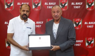 الخطيب يُكرم عماد النحاس تقديرًا لجهوده مع الأهلي