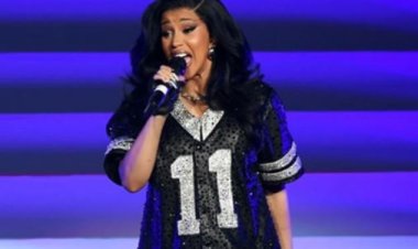 بسبب عطل فني.. كاردي بي تهاجم فريق إنتاج حفلها الأخير: «هو أنا بدفعلكم ليه؟»