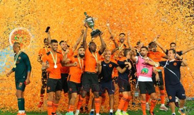 "نهضة بركان" المغربي يتوج بكأس الكونفدرالية الإفريقية 2025