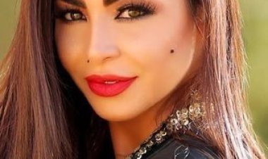 دوللي شاهين تعلن وفاة والدتها وتوجه رسالة مؤثرة