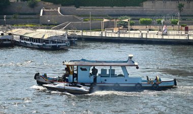 بعد جنوحه فجأة.. تعويم مركب يقل 80 سائحًا من جنسيات مختلفة بنهر النيل