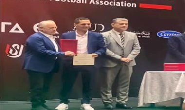 في أول ظهور بعد أزمته مع الأهلي.. اتحاد الكرة يكرم الحكم محمود وفا