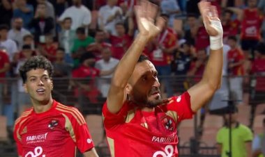 بعد التتويج بالدوري.. معلول يودع جماهير الأهلي بالدموع