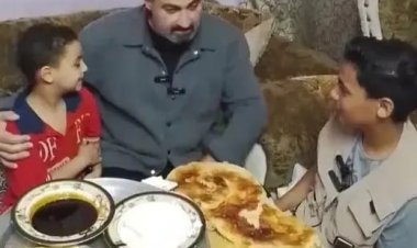بعدما طلب مقابلته.. ياسر جلال يزور الطفل زياد بائع البلاستيك في دار السلام ويتناول معه الفطير والعسل