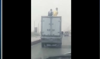 "الداخلية" تكشف ملابسات فيديو جلوس شخصين  أعلى سيارة نصف نقل بالسويس