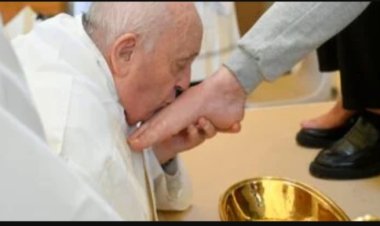 البابا فرانسيس يكسر التقاليد.. يغسل أقدام النساء فقط بالطقوس السنوية