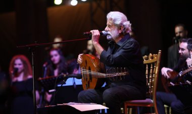 بالصور| مارسيل خليفة يضيء مسرح الساحة الرئيسية في جرش بأمسية فنية تغنت بالوطن وحبه