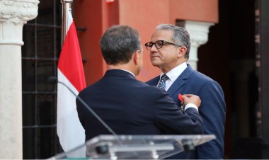 خالد العنانى يتسلم وسام جوقة الشرف من فرنسا دعمًا لمسيرته ورؤيته لليونسكو