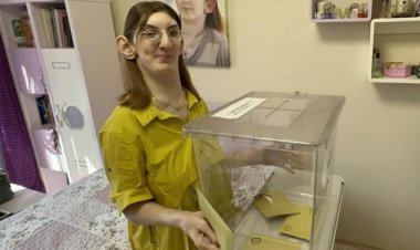 بفضل الصندوق المتنقل.. أطول امرأة بالعالم تدلى بصوتها في انتخابات تركيا